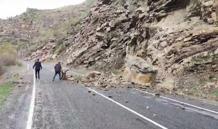 Çukurca- Şırnak Karayoluna düşen kaya parçaları sürücüleri korkuttu