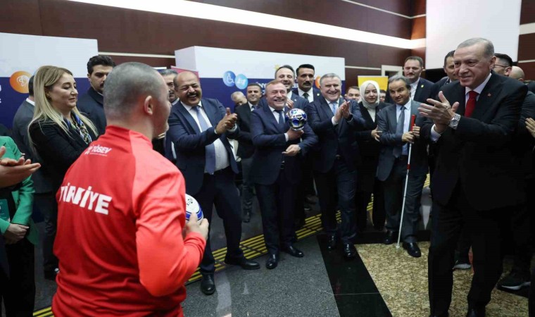 Cumhurbaşkanı Erdoğan, Avrupa Şampiyonu olan Down Sendromlu Futsal Milli Takımı oyuncularıyla bir araya geldi