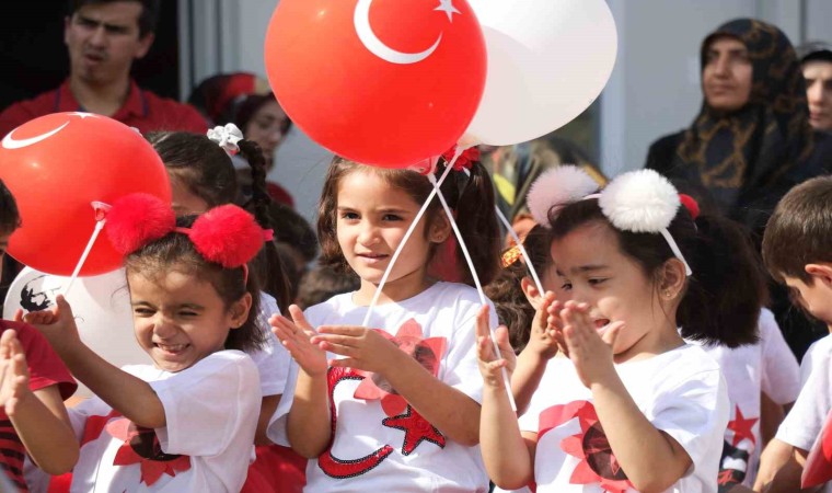 Cumhuriyetin 100. yıl coşkusu konteyner okullarda devam ediyor