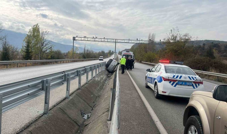 D100de bariyerlere çarpan otomobil orta refüje düştü: 1 yaralı