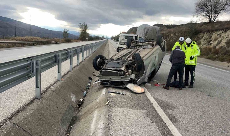 D100de bariyerlere çarpan otomobil takla attı: 2 yaralı