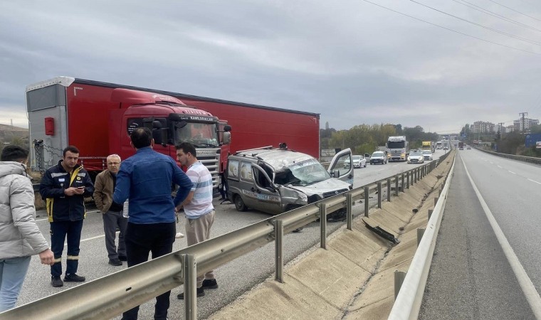 D100de makaslayan tır, hafif ticari araç ile çarpıştı: 1 yaralı