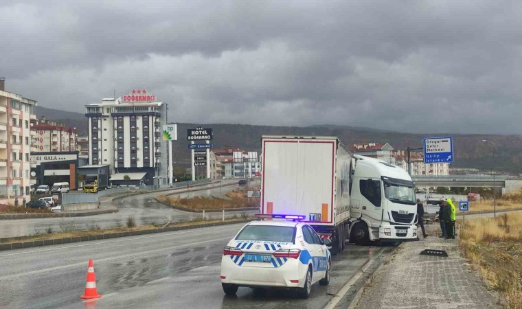 D100de makaslayan tır trafikte aksamaya sebep oldu