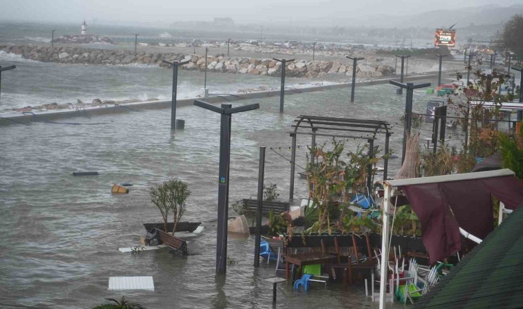 Deniz taştı, kordon sular altında kaldı