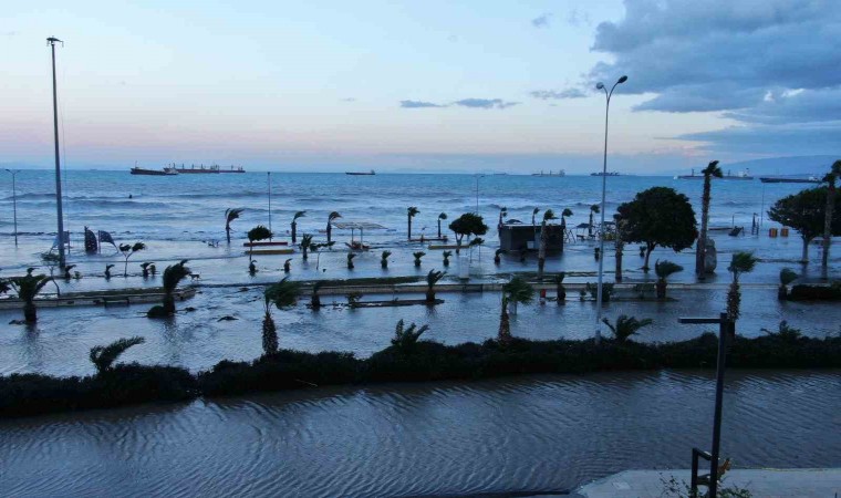 Deprem sonrası 1 metreyi bulan çökmenin yaşandığı İskenderun Körfezinde denizle kara birleşti