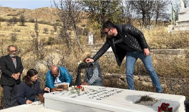 Depremde hayatını kaybeden DHA muhabiri Cem Emir anıldı