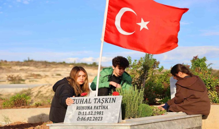 Depremde ölen Zuhal öğretmeni öğrencileri mezarı başında andı