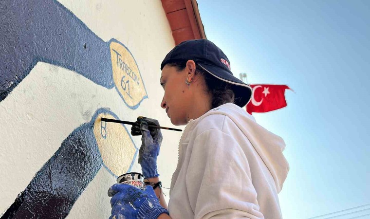 Depremde orta hasar alan okulu öğrenciler yeniledi