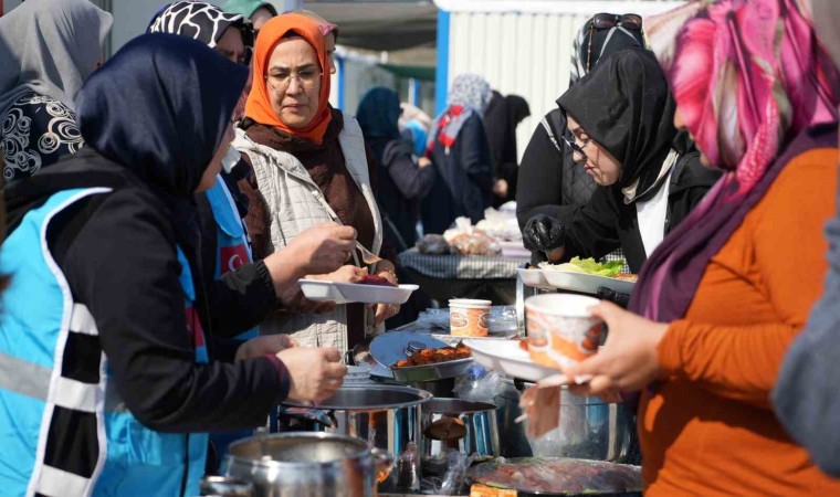 Depremzede kadınlar el işi ürünlerini satarak Filistine destek kampanyasına katıldı