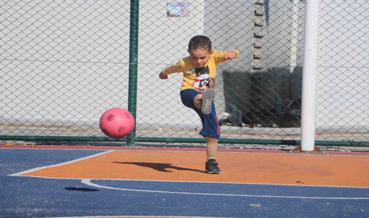 Depremzede Murat, protez bacakla çocukluğunu yeniden yaşıyor