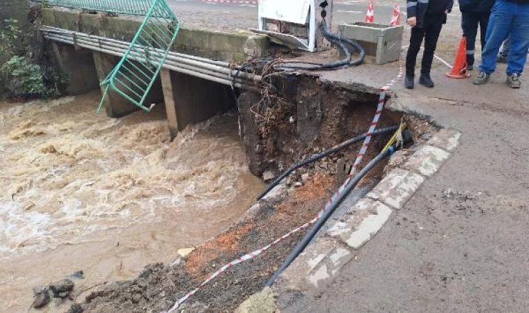 Dere kenarında bulunan taksi durağının altındaki toprak kaydı