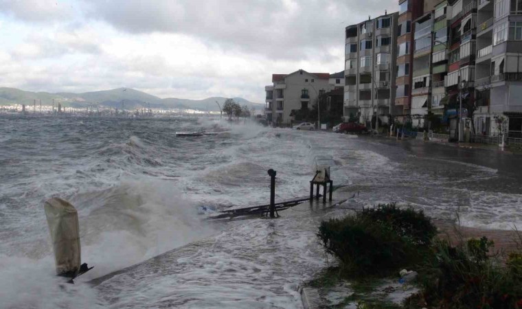 Dev dalgalar adeta kıyı şeridini dövdü: Yol ve otopark sular altında kaldı