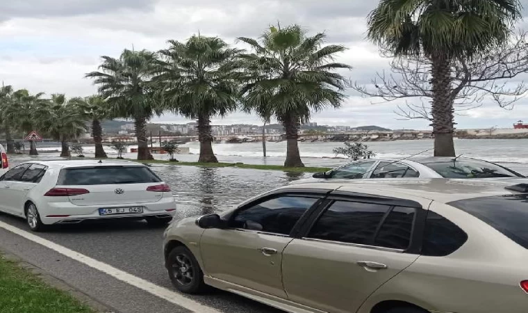 Dev dalgalar, Karadeniz Sahil Yolu’na ulaştı