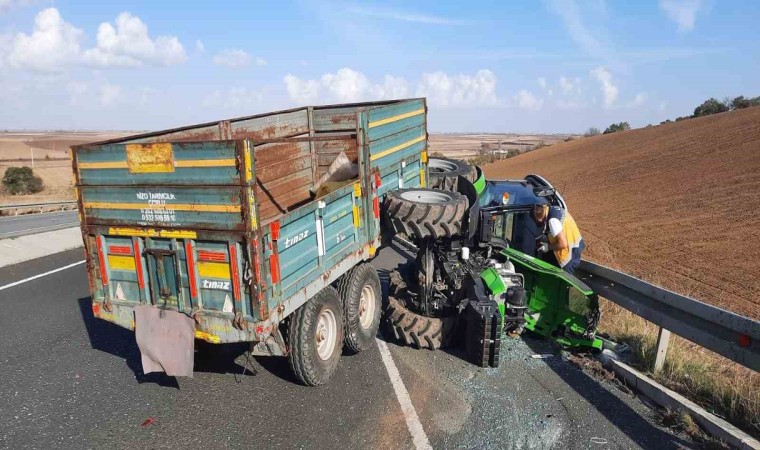 Devrilen traktörde sıkışarak hayatını kaybetti