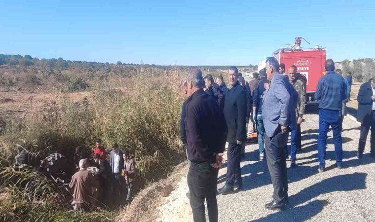 Devrilen traktörün altında kalan sürücü ağır yaralandı