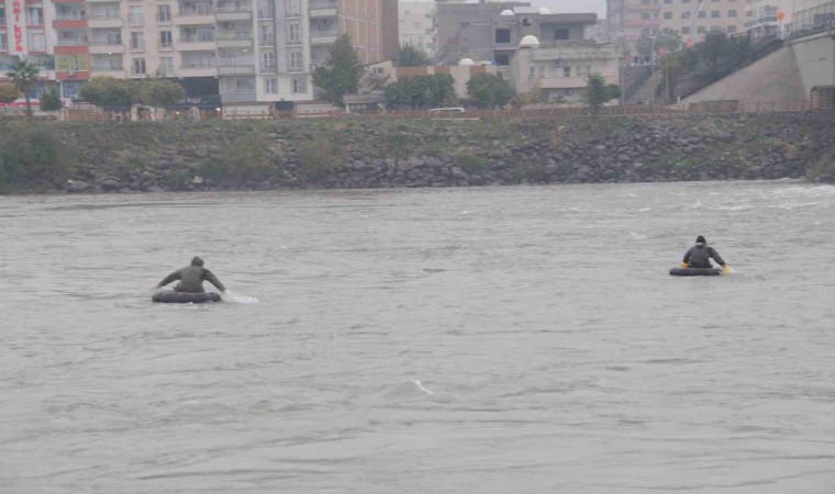 Dicle Nehrine atlayan kız kardeşlerden biri kurtarıldı, diğeri aranıyor