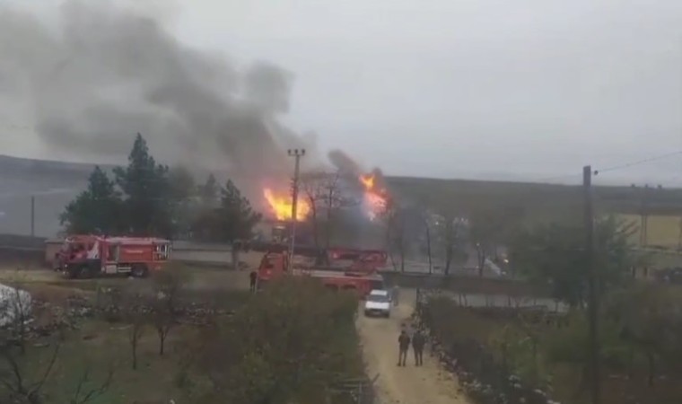 Diyarbakırda okul çatısında yangın: Öğretmen ve öğrenciler tahliye edildi