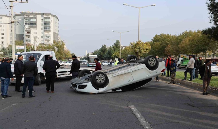 Diyarbakırda seyir halindeki otomobilin tekerine çarpan otomobil takla attı: 1 yaralı