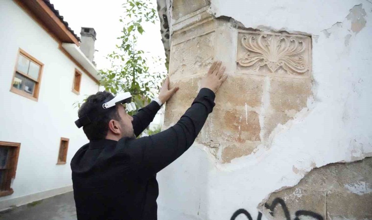 Dökülen sıvanın altından 700 yıllık tarih çıktı