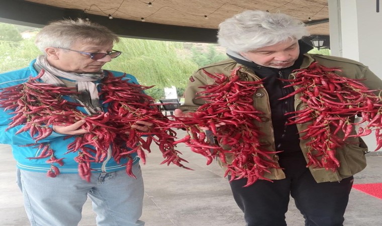 Duayen tiyatrocu Uygur kardeşler Çukurören Biberine hayran kaldı