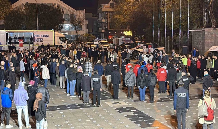 Düzce depreminde hayatını kaybedenler sirenler çalınarak anıldı