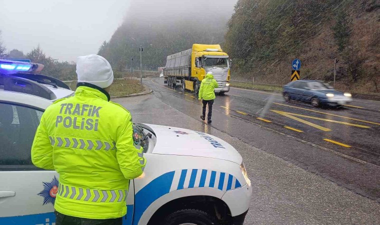 Düzcede trafik ekiplerinin kar mesaisi başladı