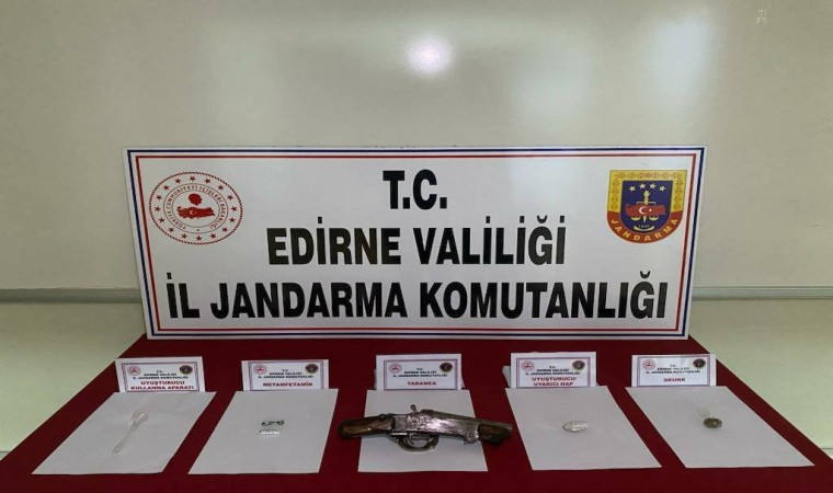 Edirnede bir araçta uyuşturucu ve silah yakalandı