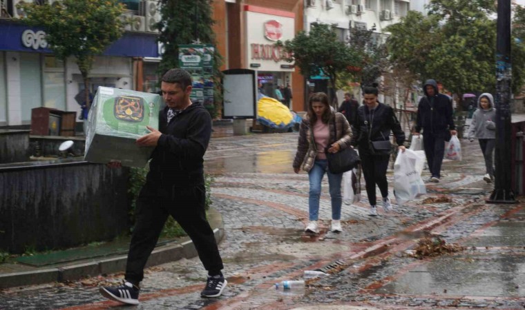 Edirnede fırtına ve sağanak hayatı olumsuz etkiledi