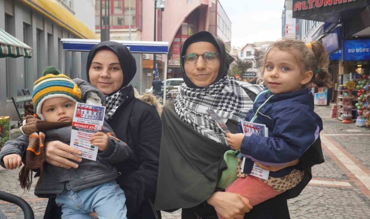 Edirnede iki gönüllü anne, çocuklarıyla birlikte broşür dağıtarak boykot çağrısı yaptı