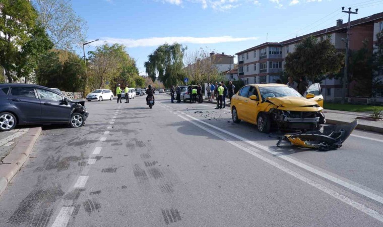 Edirnede iki otomobil çarpıştığı kazada metrelerce fren izi: 2 yaralı