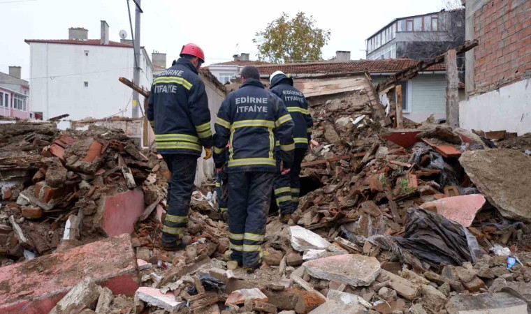 Edirnede metruk bina çöktü: 2 kişi enkaz altında kaldı