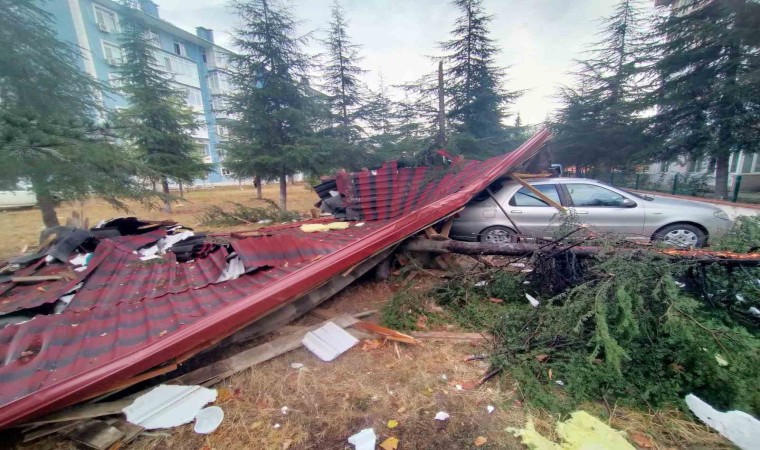 Edirnede şiddetli fırtına, çatılar arabanın üzerine uçtu