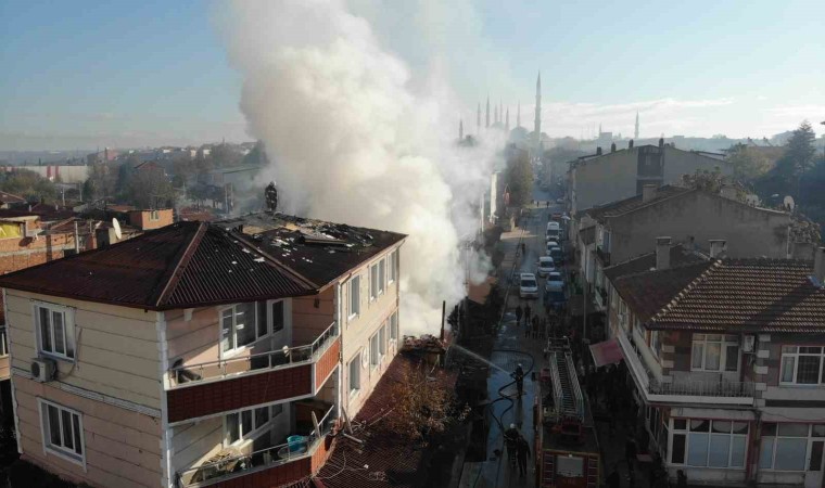 Edirnede yangın 3 katlı binaya sıçradı