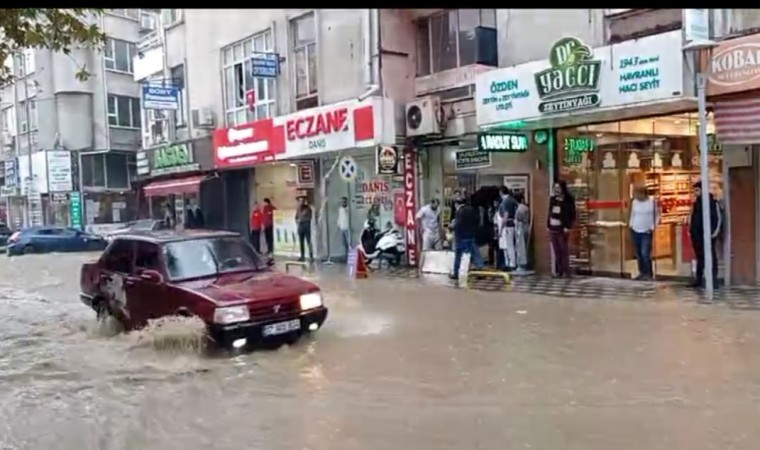 Edremitte 5 dakika sağanak yağış hayatı felç etti...Yollar göle döndü