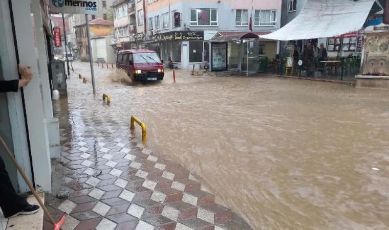 Edremit’te 5 dakikalık sağanak, caddeyi dereye çevirdi