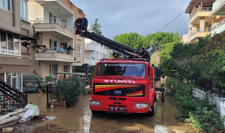 Edremitte selde mahsur kalanların yardımına itfaiye merdiven ile yetişti