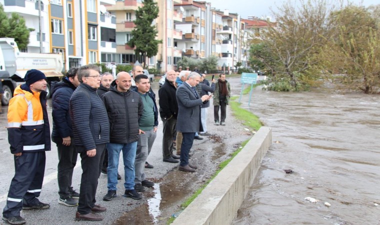 Edremitte şiddetli yağış sonrası belediye ekipleri sahada