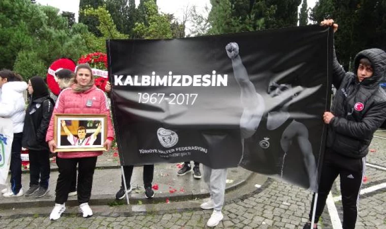 Efsane sporcu Naim Süleymanoğlu, kabri başında anıldı (YENİDEN)