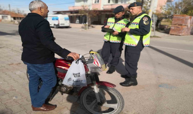 Ehliyetsiz, plakasız ve kasksız yakalandı, “Görmeyiverin ne olacak” dedi