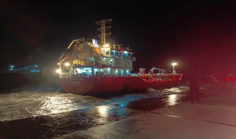 (Ek fotoğraf)İstanbul’da fırtına; Zeytinburnu açıklarında tanker karaya oturdu