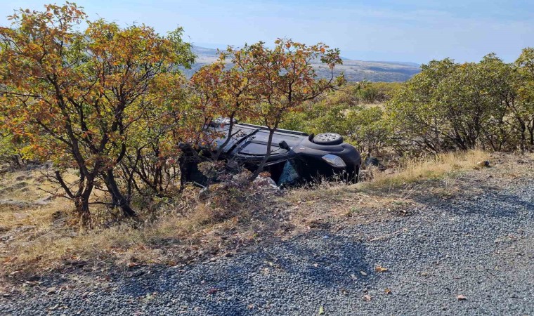 Elazığda hafif ticari araç şarampole yuvarlandı: 3 yaralı