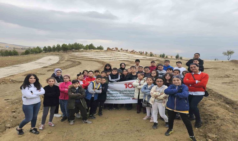 Elazığda öğrenciler, Cumhuriyetin 100. yılında 100 fidan dikti