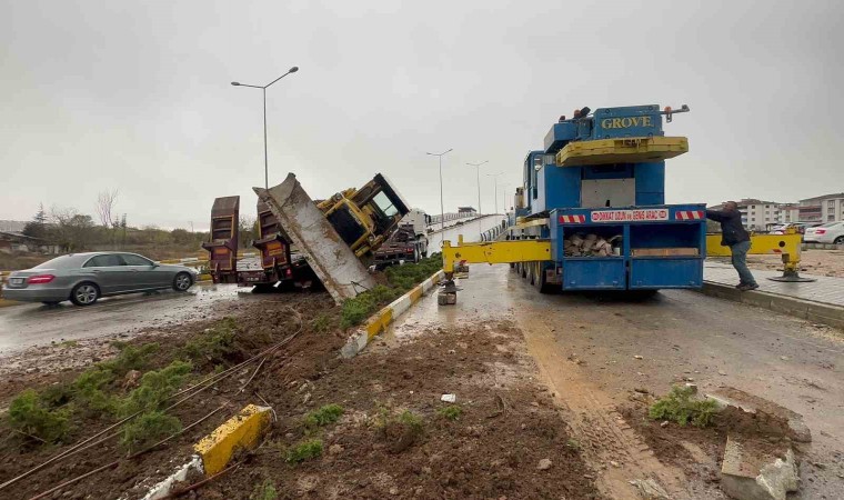 Elazığda taşıma aracının üstündeki dozer devrildi