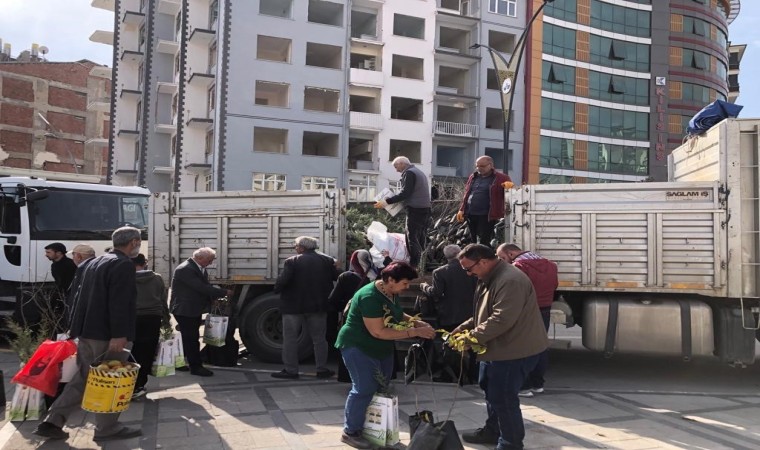 Elazığda vatandaşlara ücretiz fidan dağıtıldı