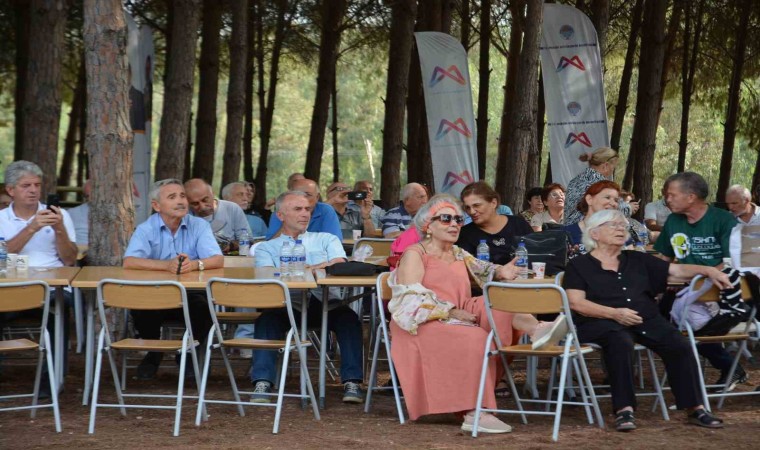 Emekliler, Cumhuriyet coşkusunu Tarsus Gençlik Kampında da yaşadı