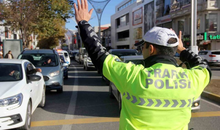 Erzincanda 810 sürücüye ve 2 bin 683 araç tescil plakasına trafik idari para cezası uygulandı