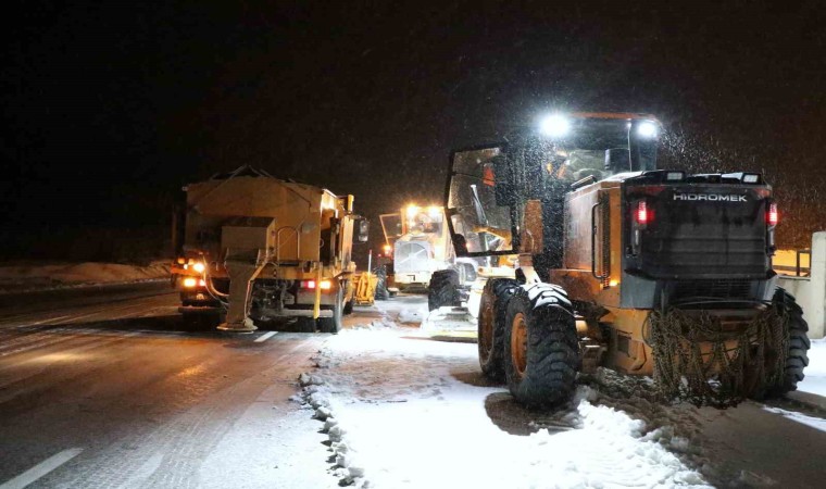 Erzincanın yüksek kesimlerinde kar ve tipi ulaşımı etkiledi