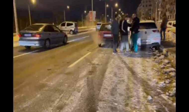 Erzurum’da buz pistine dönen yolda zincirleme kaza