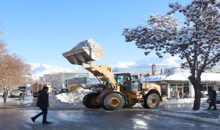 Erzurum’da günde 800 kamyon kar şehir dışına taşınıyor