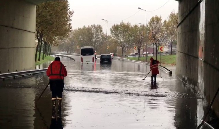 Esenlerde alt geçit göle döndü: Bir servis minibüsü ile otomobil suda mahsur kaldı